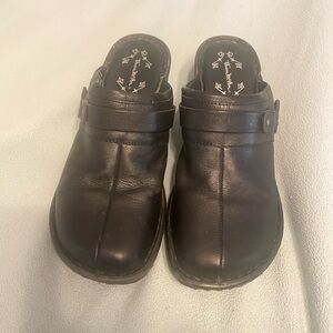 Thom McAn Black leather blend slip on clogs